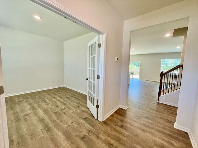 Building Photo - Spacious 5-Bedroom Haven With 3 Full Baths...