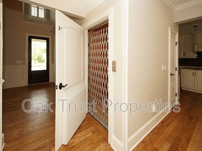 Building Photo - 125 Brogun Ln