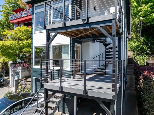 Building Photo - 329 Lakeside Ave S