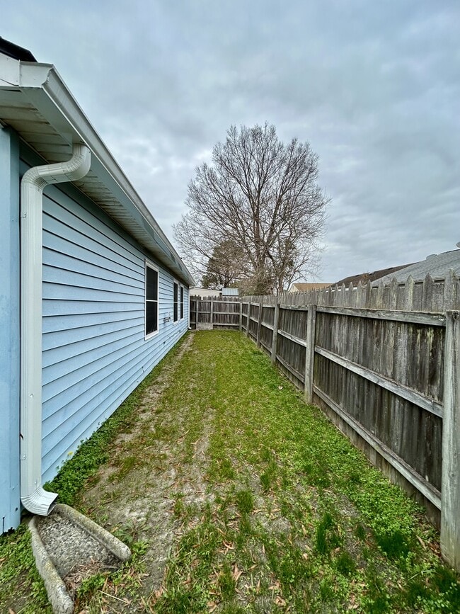 Building Photo - 3565 Dandelion Cres