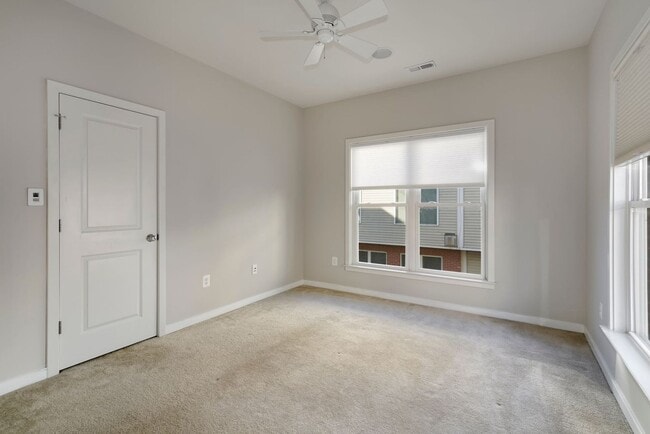 Building Photo - Charming 3 bedroom 3.5 Bathroom Row Home