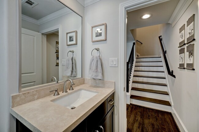 Building Photo - 2231 Chenevert St