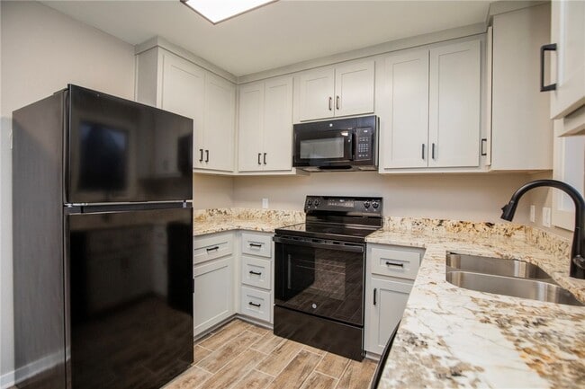 Building Photo - 221 E Adobe St