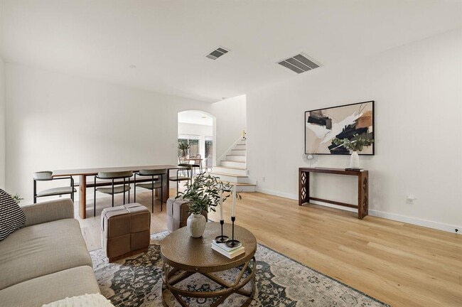 Building Photo - 3817 Tailfeather Dr