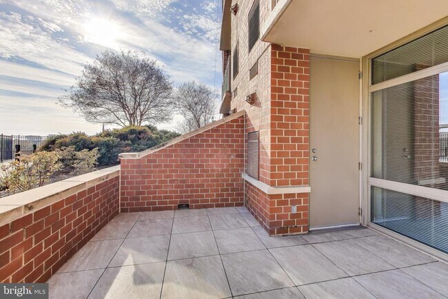 Building Photo - 3650 S Glebe Rd