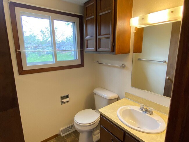 Building Photo - 308 Jewel Dr