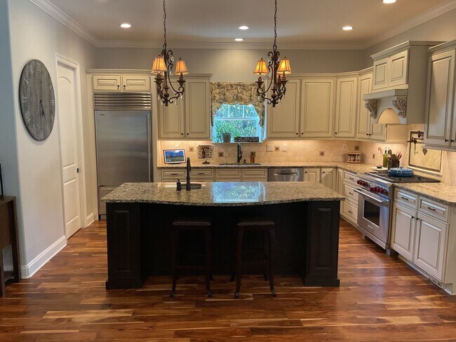 Building Photo - Southern Charm Meets Modern Luxury!!