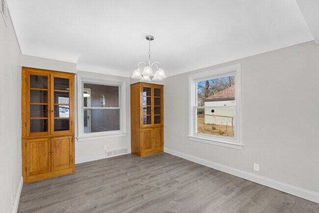 Building Photo - 223 N Dellwood Ave