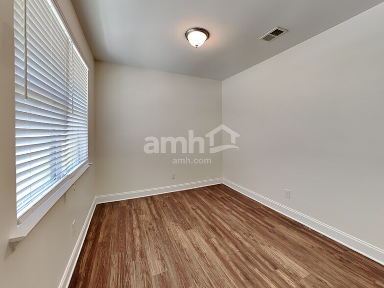 Building Photo - 1002 Merlot Ct
