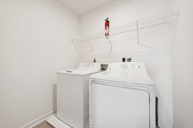 Building Photo - Light and bright 4 bed/ 2,5 bath with fenced back yard and practical glamour!