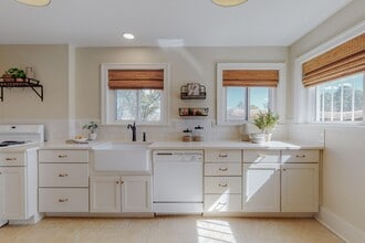 Building Photo - 1610 Las Lomas Rd NE