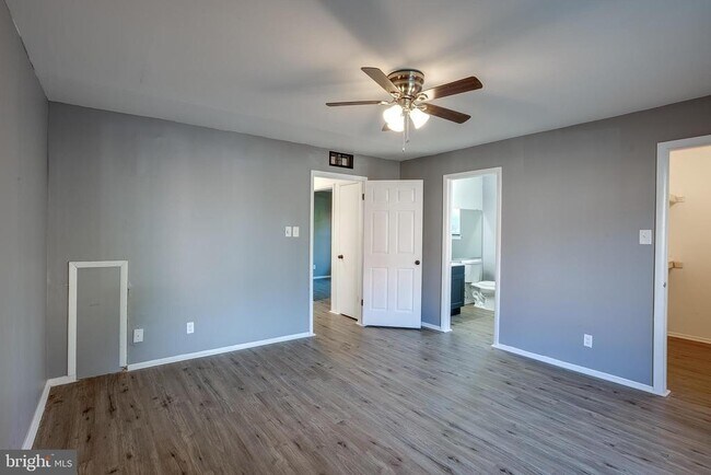 Building Photo - 2118A Greenwood Ct