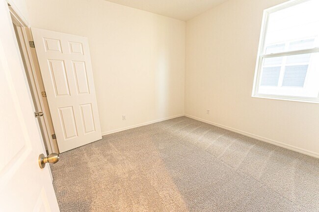 Building Photo - 5895 Vision Rd