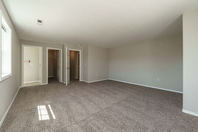 Building Photo - Your Next Home Awaits! 4BR/2.5BA with Fenc...