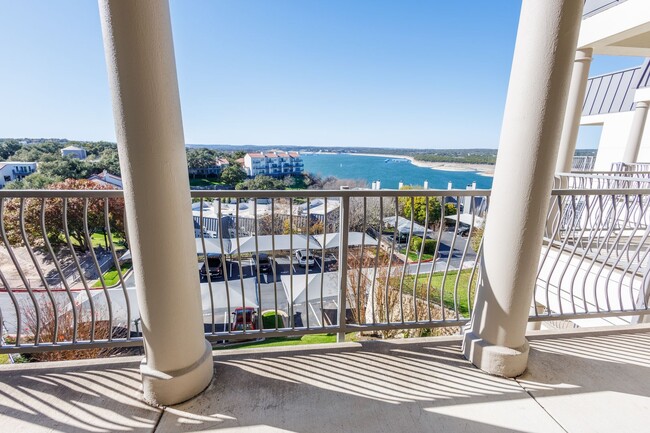 Building Photo - 3 Bed 3 Bath Condo on Lake Travis