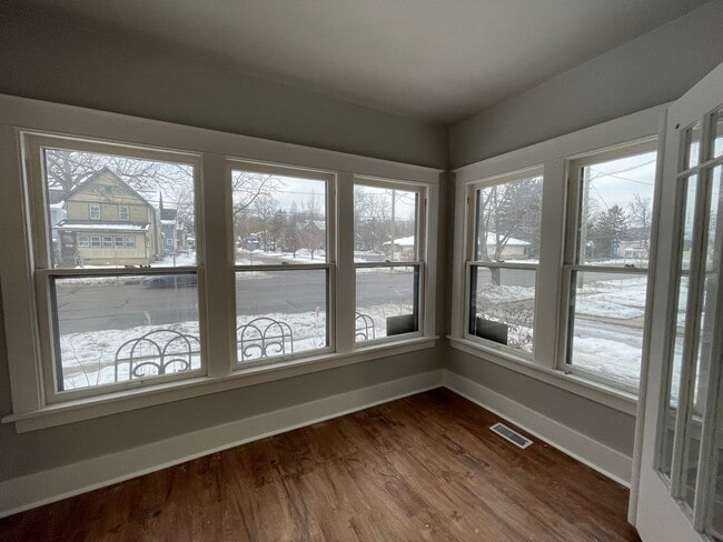 Building Photo - Four Bedroom Home