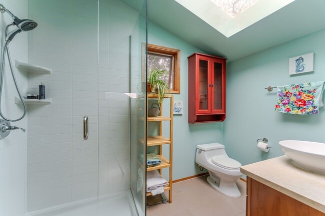 Building Photo - Amazing Custom Home