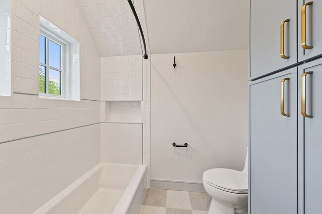 Building Photo - 917 E 37th St