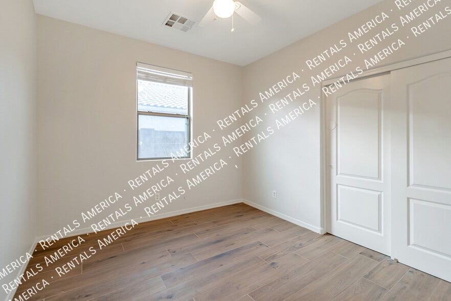 Building Photo - 1278 W Stephanie Ln