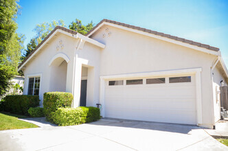 Building Photo - 3 bed 2 bath in Green Valley!