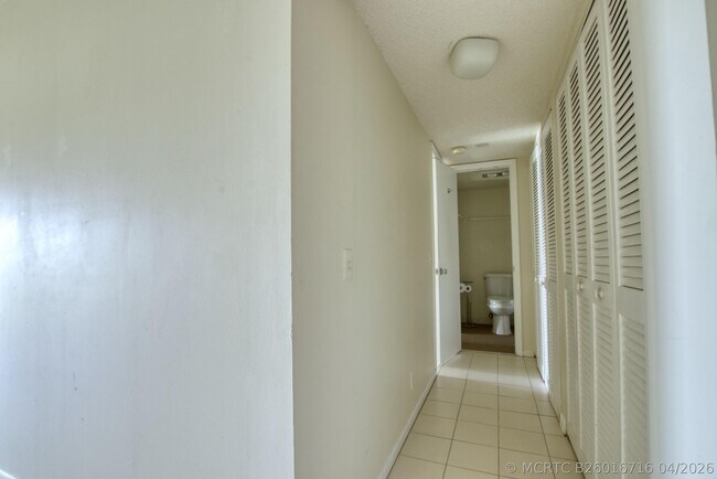 Building Photo - 4657 Fountains Dr S