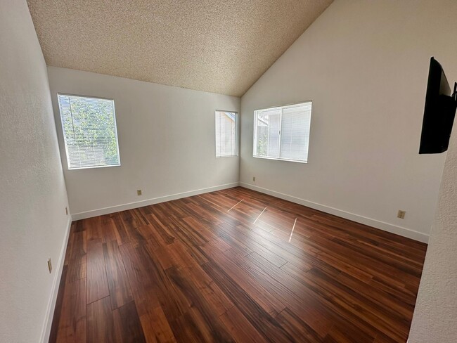 Building Photo - NEWARK GEM! 2 Bedroom 2 bath !