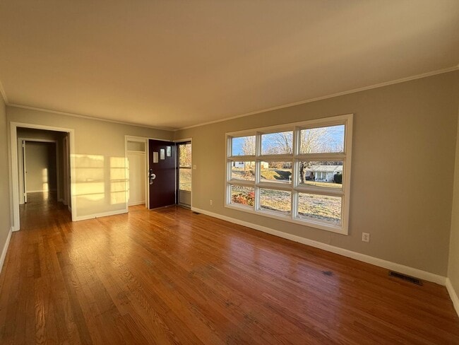 Building Photo - 3 Bedroom 1 Bathroom Home located in Greeneville, TN