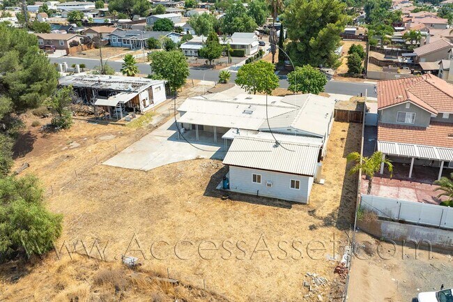 Building Photo - Cozy 2 Bed/1 Bath Unit In Peaceful Homeland Neighborhood!