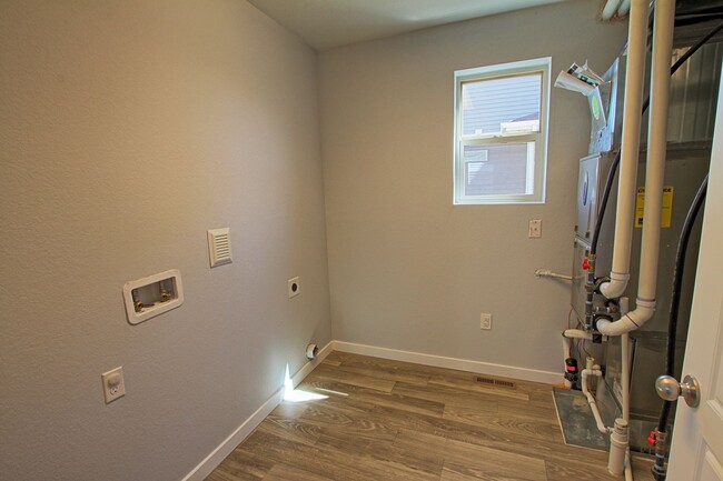 Building Photo - 5 bed 3.5 bath home in the Meadows