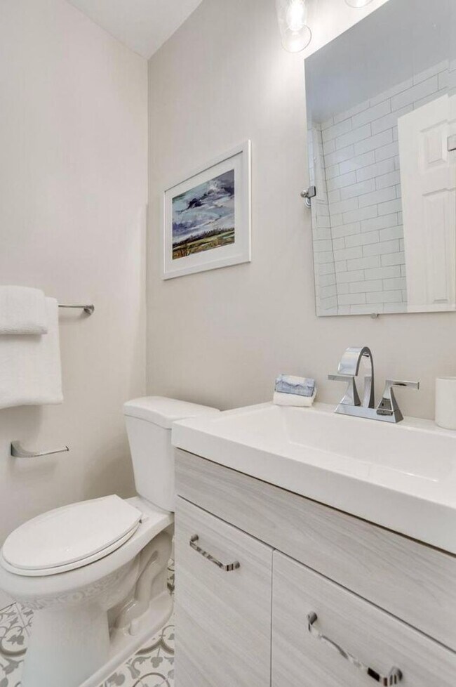 Building Photo - Sunny 2-Bedroom + Den  in SW Waterfront! - Parking included