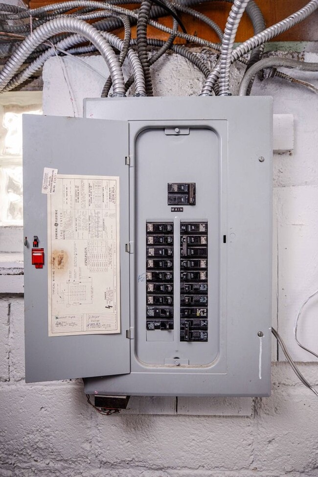 Building Photo - Very Spacious Four Bedroom Home For Rent!