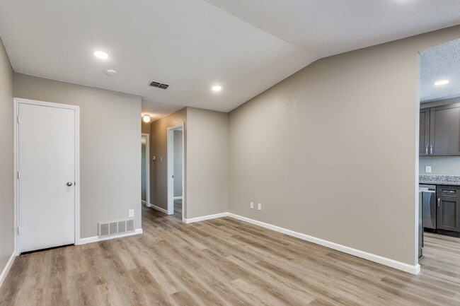 Building Photo - Updated & Conveniently Located 2 Bedroom Apartment in South Fort Worth