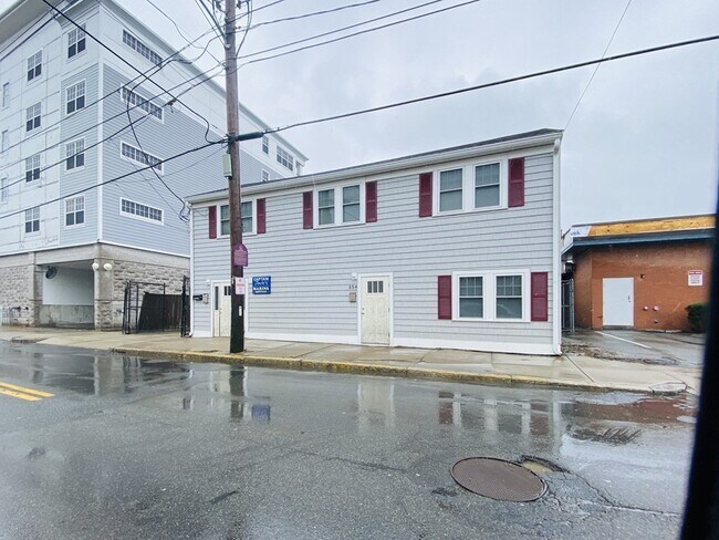 Building Photo - 554 Pleasant St