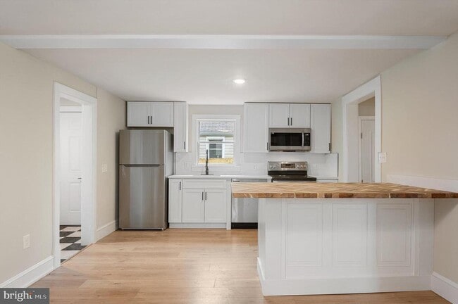 Building Photo - 553 Highland Ave