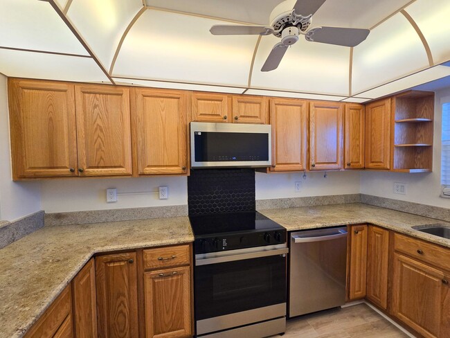 Building Photo - Penthouse in the Racquet Club annual rental!