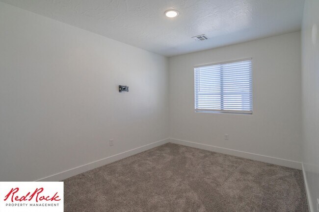 Building Photo - Move In Special - $500 Off First Months Re...