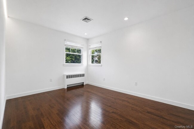 Building Photo - 38 Birchwood Park Dr