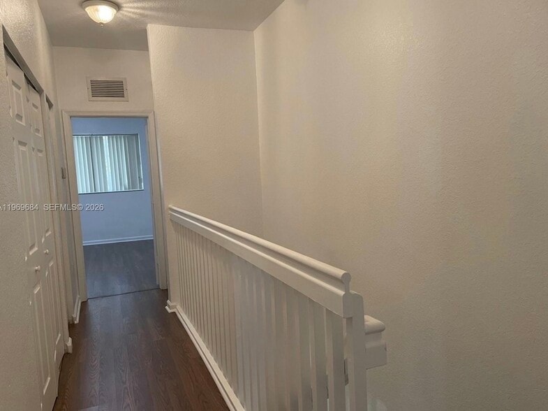 Building Photo - 8835 S Isles Cir