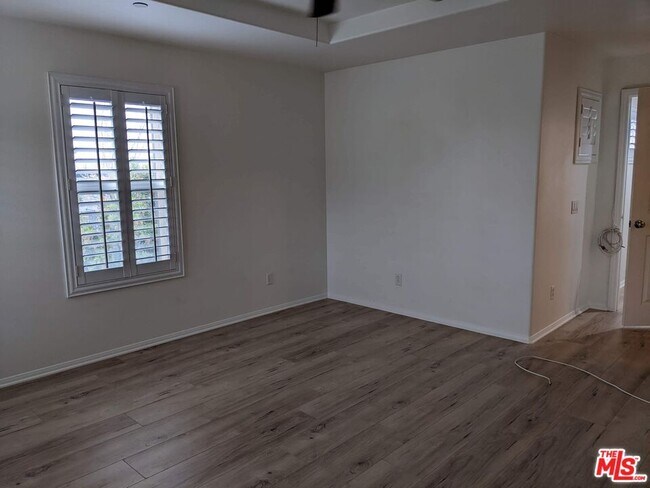 Building Photo - 720 S San Fernando Blvd
