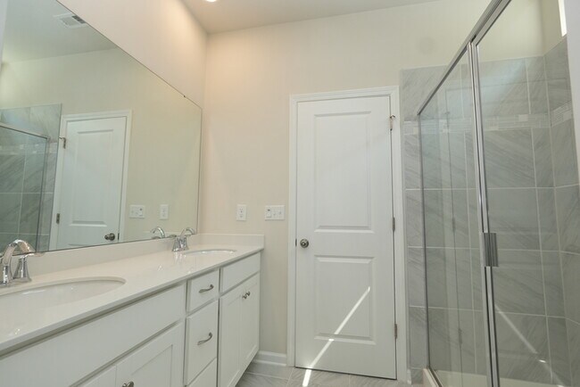 Building Photo - Spacious 4-Bedroom Home with Modern Comforts