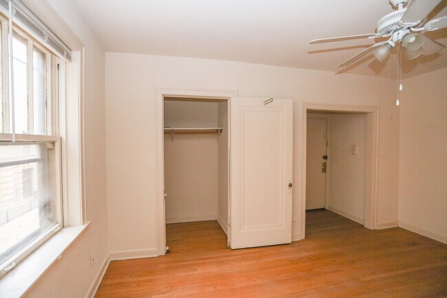 Building Photo - 4913 N Glenwood Ave