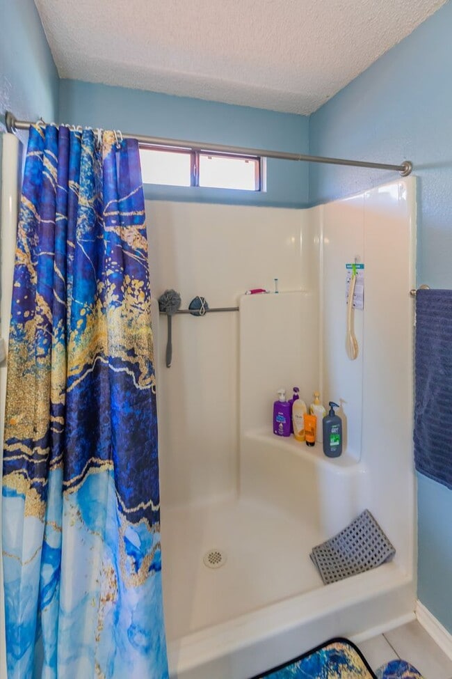 Building Photo - Beautiful 3 Bedroom/2 Bath Home