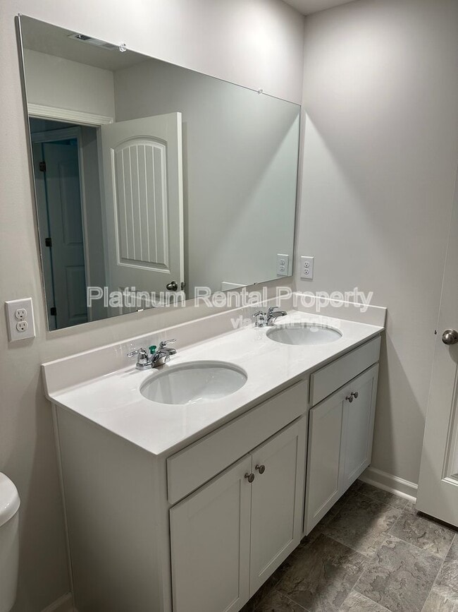 Building Photo - 488 Stoneybrook Dr