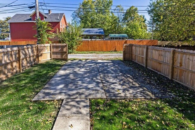 Building Photo - 484 Linwood Ave