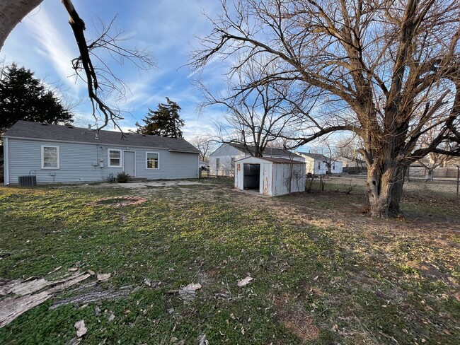 Building Photo - 3 bedroom home with fenced in back yard
