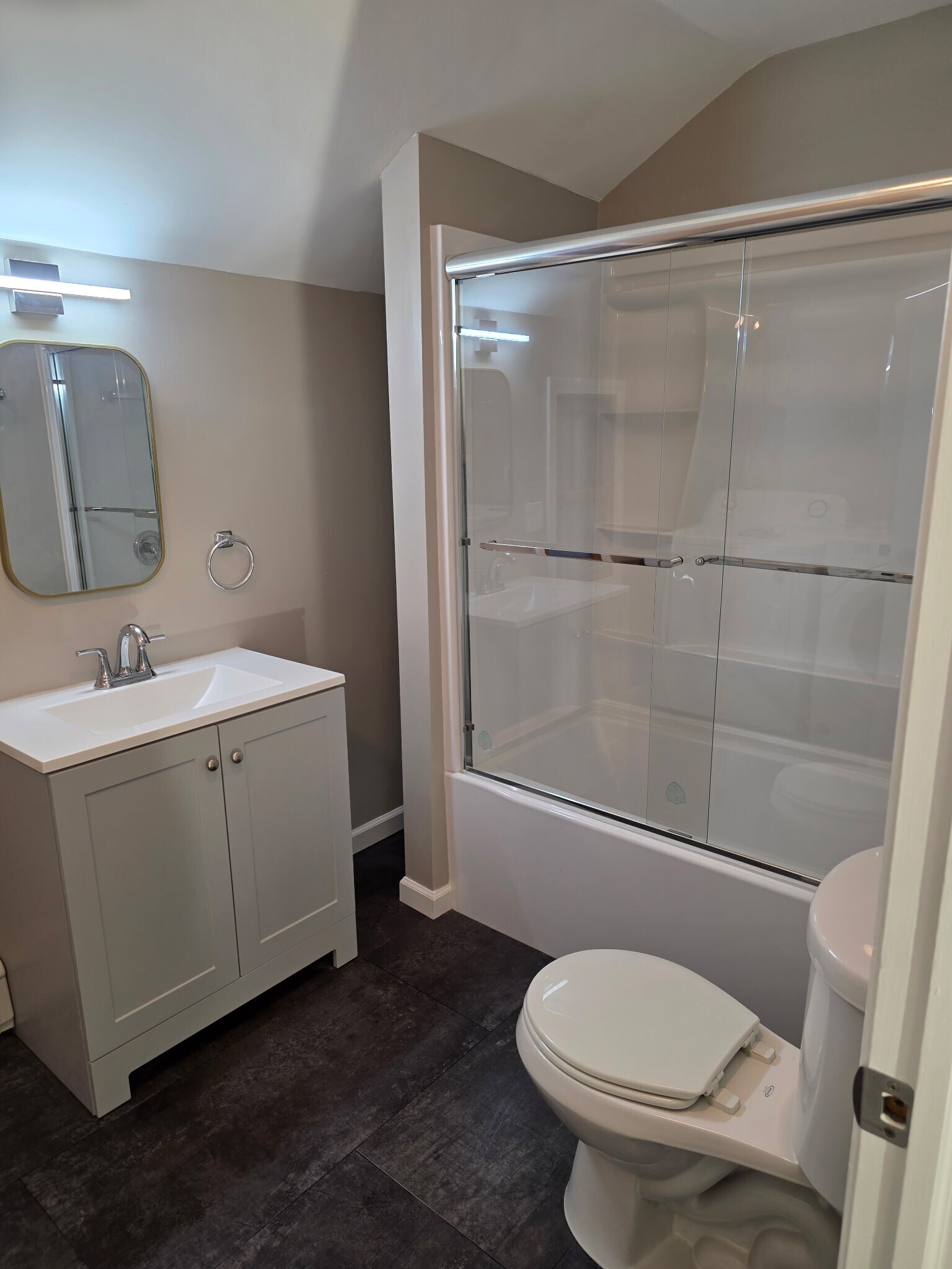 Building Photo - 28 Ridgeway St