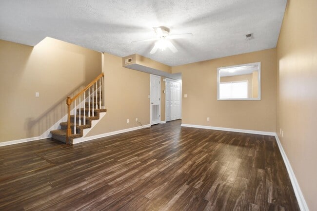 Building Photo - Pet Friendly Two Bedroom!