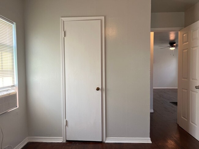 Building Photo - Charming 2 Bedroom