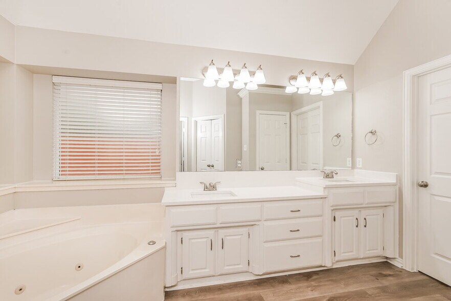 Building Photo - 708 St Johns Dr