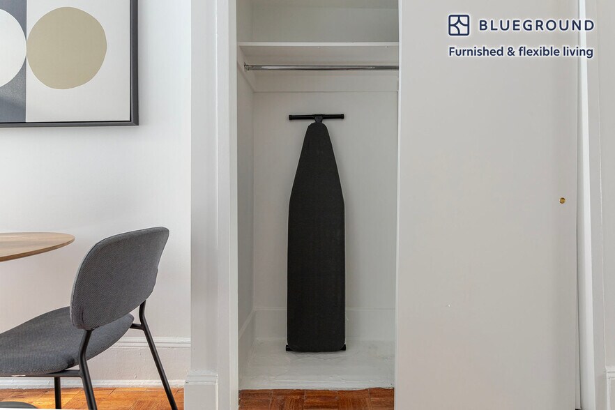 Building Photo - 327 E 10th St